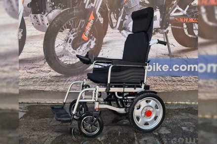 Коляска для людей з обмеженими можливостями з електроприводом