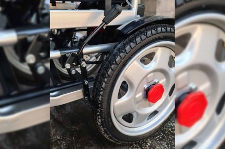 Коляска для людей з обмеженими можливостями з електроприводом