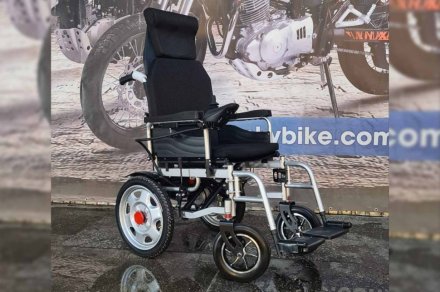 Коляска для людей з обмеженими можливостями з електроприводом